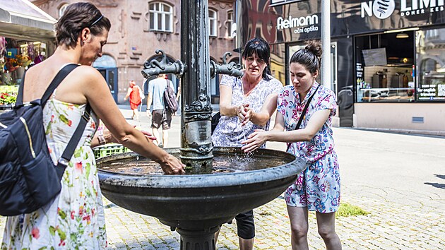 Míst k opláchnutí nebo napití najdou lidé v centru Brna přehršel. Na snímku pítko v České ulici.