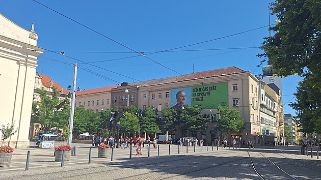 Předvolební billboard Fialy zakrývá kus domu v centru Brna, vadí to památkářům. (12. srpna 2025)