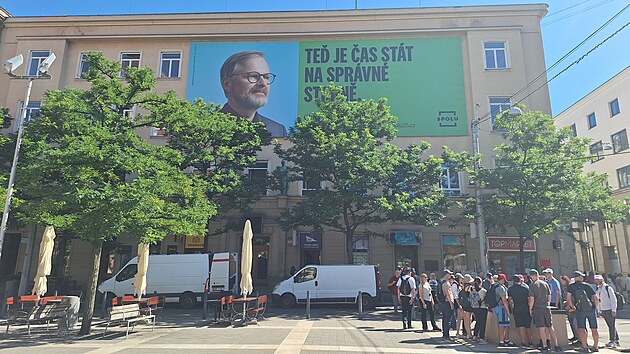 Předvolební billboard Fialy zakrývá kus domu v centru Brna, vadí to památkářům. (12. srpna 2025)