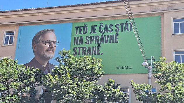 Předvolební billboard Fialy zakrývá kus domu v centru Brna, vadí to památkářům. (12. srpna 2025)