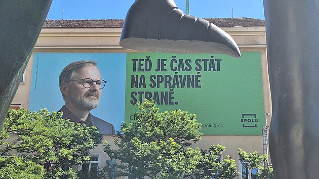 Předvolební billboard Fialy zakrývá kus domu v centru Brna, vadí to památkářům. (12. srpna 2025)