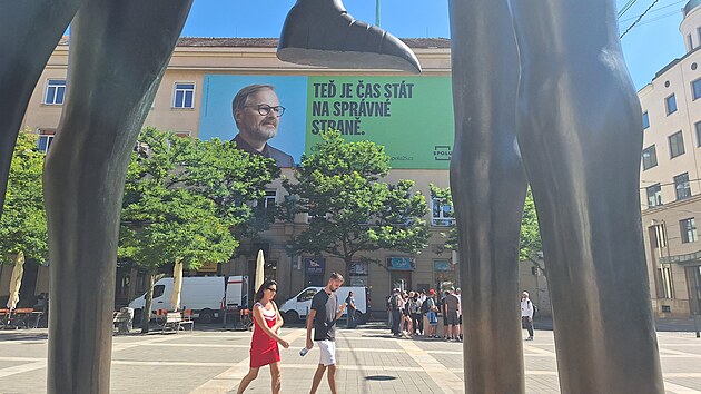 Předvolební billboard Fialy zakrývá kus domu v centru Brna, vadí to památkářům. (12. srpna 2025)
