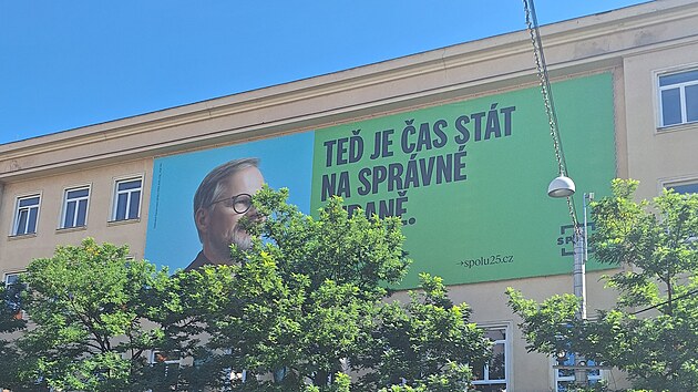 Předvolební billboard Fialy zakrývá kus domu v centru Brna, vadí to památkářům. (12. srpna 2025)