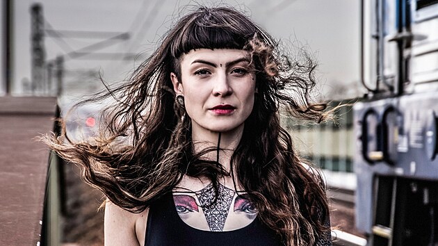 Práce českobudějovické fotografy Adély Andersové. Pracuje jak v exteriéru, tak i ve svém ateliéru. (15. srpna 2025)