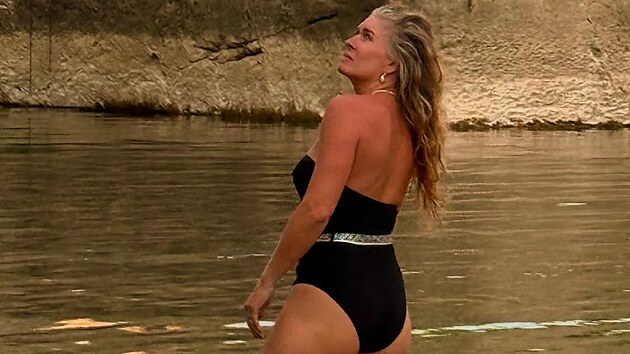Olga Menzelová se na Instagramu předvedla v plavkách. (srpen 2025)