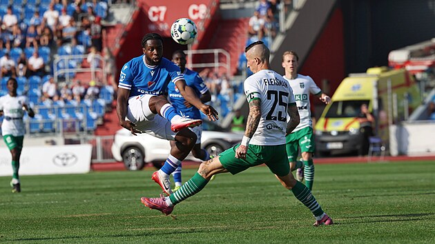 Dennis Owusu z Ban&iacute;ku Ostrava v souboji s karvinsk&yacute;m Jiř&iacute;m Flei&scaron;manem.