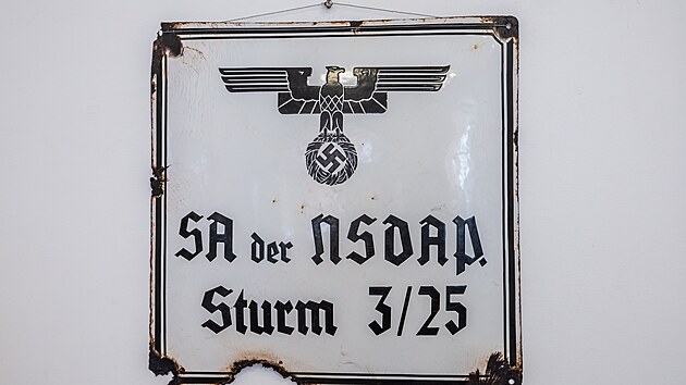 Na snímku je cedule služebny úderného oddílu SA.