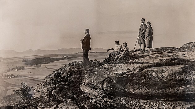 Na snímku notáře teplického okresního soudu a amatérského fotografa Adalberta Meiera je Frýdlantská skála na Ostaši a výhled na Javoří hory.