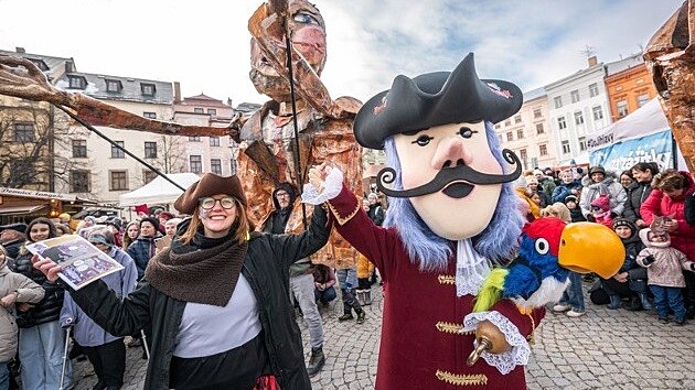 Ředitelka parku Aneta Hrdličková letos představila nového maskota Kapitána... Ředitelka parku Aneta Hrdličková letos představila nového maskota Kapitána...
