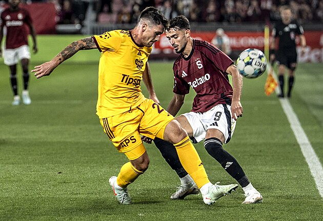 Sparťanský útočník Albion Rrahmani bojuje o míč s Matějem Žitným z Dukly.