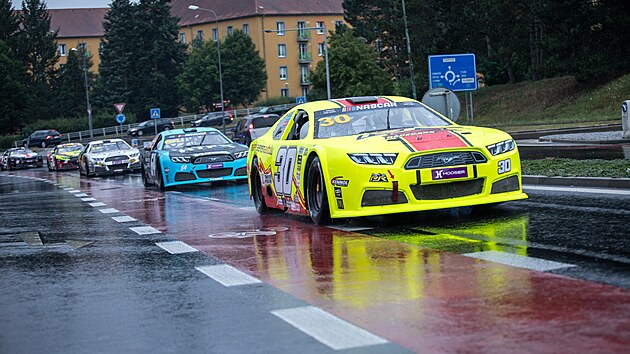 Spanilá jízda závodních trucků a speciálů Nascar Mostem před závody Czech Truck Prix na mosteckém autodromu.