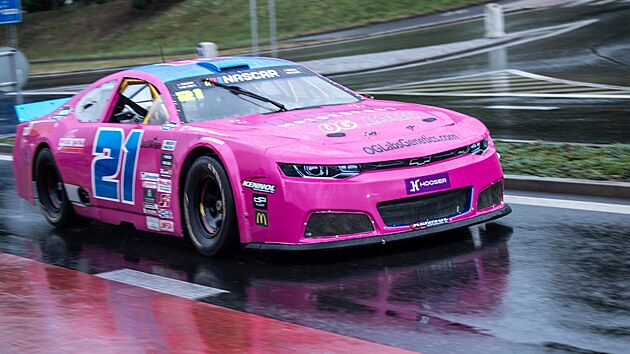 Spanilá jízda závodních trucků a speciálů Nascar Mostem před závody Czech Truck Prix na mosteckém autodromu.