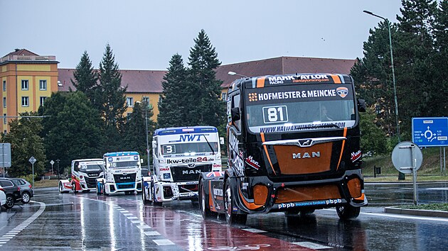 Spanilá jízda závodních trucků a speciálů Nascar Mostem před závody Czech Truck Prix na mosteckém autodromu.