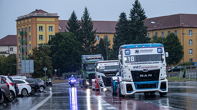 Spanilá jízda závodních trucků a speciálů Nascar Mostem před závody Czech Truck Prix na mosteckém autodromu.
