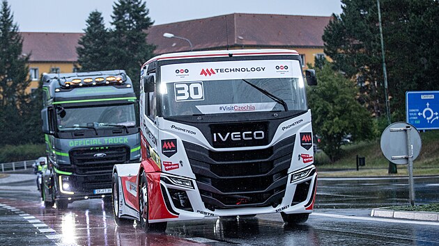 Spanilá jízda závodních trucků a speciálů Nascar Mostem před závody Czech Truck Prix na mosteckém autodromu.