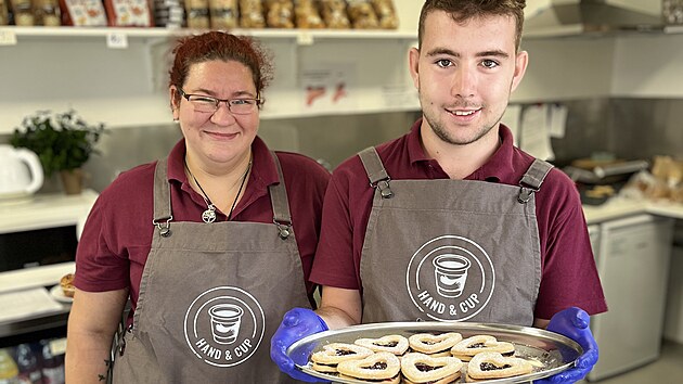 V bistru v parku Josefa Hory poblíž centra Roudnice nad Labem pomáhají lidé s handicapem.