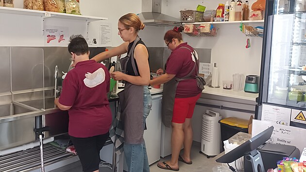 V bistru v parku Josefa Hory poblíž centra Roudnice nad Labem pomáhají lidé s handicapem.