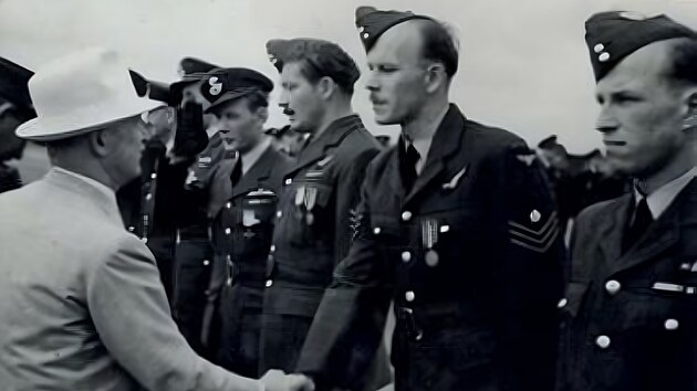 Válečný hrdina František Hecl si podává ruku s prezidentem Československa Edvardem Benešem.