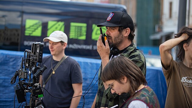 Režisér Vít Hradil udává pokynu svému štábu.