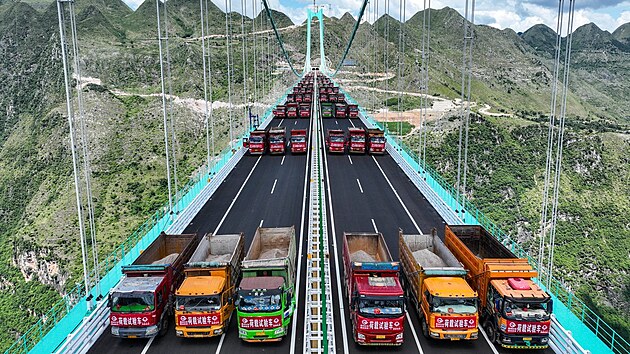 V čínské provincii Kuej-čou úspěšně proběhla zátěžová zkouška mostu přes Velký kaňon Chua-ťiang. (25. srpna 2025)