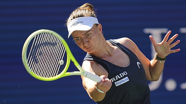 Barbora Krejčíková se koncentruje na úder v 1. kole US Open.