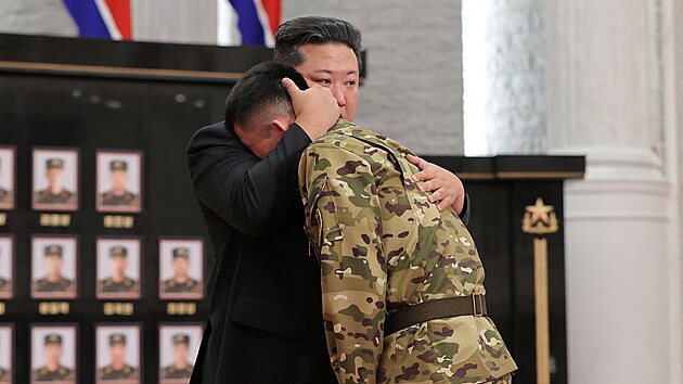 Severokorejský vůdce Kim Čong-un objímá vojáka, který bojoval v ruské Kurské oblasti proti ukrajinským silám. KLDR pro severokorejské vojáky uspořádala čestnou hostinu. (22. srpna 2025)