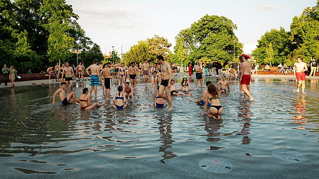 Takzvaná Nahá míle, kterou Vojtěch Toman uspořádal v květnu 2025 na Moravském náměstí v Brně.