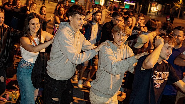 Mezi oblíbené kratochvíle, které Vojtěch Toman pořádá, jsou karaoke setkání na různých místech. V tomto případě na brněnském náměstí Svobody.