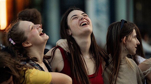 Mezi oblíbené kratochvíle, které Vojtěch Toman pořádá, jsou karaoke setkání na různých místech. V tomto případě na brněnském náměstí Svobody.