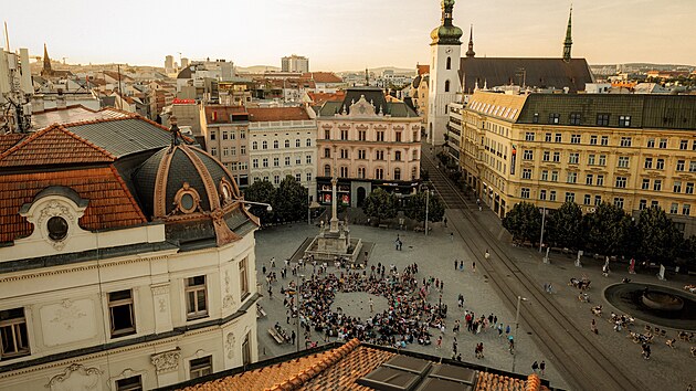 Mezi oblíbené kratochvíle, které Vojtěch Toman pořádá, jsou karaoke setkání na různých místech. V tomto případě na brněnském náměstí Svobody.