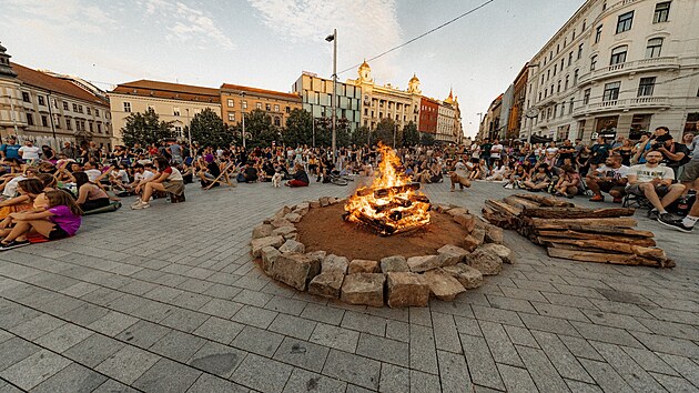 Při pořádání přespání s táborákem přímo na náměstí Svobody v Brně se Vojtěch Toman spojil s tradičním festivalem Maraton hudby a Bezuličním buskingem.