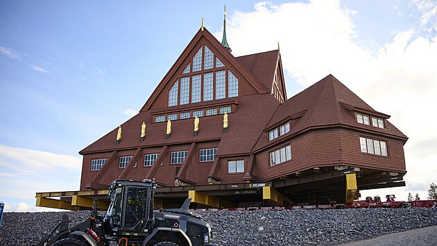 Ve švédské Kiruně přesouvají historický kostel. (20. srpna 2025)