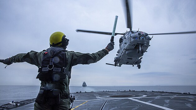 Německý kancléř Friedrich Merz navštívil vojenskou námořní základnu v Rostocku na Baltském moři. Odletěl vrtulníkem NH90. (28. srpna 2025)