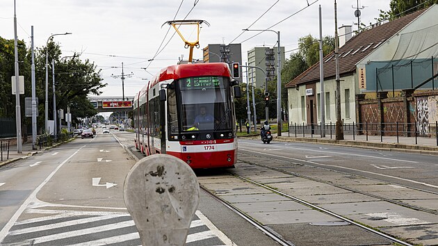 Netradiční výluka na trase tramvaje číslo 2. Tramvaj od Ústředního hřbitova dojede k zastávce Celní, odtud se vydá – pro cestujícího couváním – po kolejích na Starý Lískovec, ale ještě před první zastávkou Krematorium se opět vydá na jízdu v opačném směru, tentokrát však na tramvajový most k zastávce Vsetínská a dál k hlavnímu nádraží.