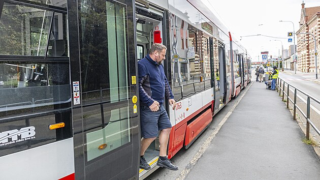 Pro mnoho cestujících je nepochopitelné, že jejich tramvaj přijíždí ze směru, kterým potřebují cestovat. Netradiční výluka potrvá tři dny.