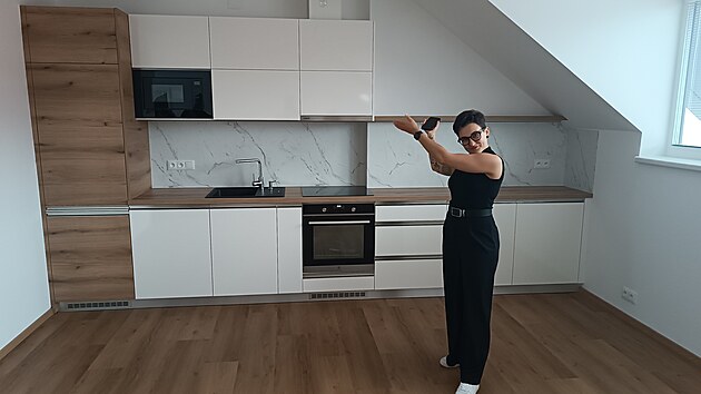 Své možné budoucí bydlení už si v nové bytovce vytipovala vedoucí grafického oddělení pivovaru Juliána Sedláková. „Tím, jak jsou byty moderní, jsou tu použity současné materiály, je to tu celé světlé a vzdušné, můžeme s prostorem dál pracovat. Mám ráda světlo, mám ráda velká okna, jsem tu moc spokojená,“ říká.