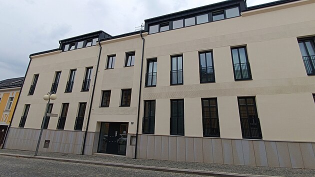 Ještě před rokem to byla ruina, která hyzdila centrum Humpolce. Teď je z bytového domu v Masarykově ulici opravený rezidenční dům se šesti novými byty. Pivovar Bernard investice přišla na bezmála 40 milionů korun.