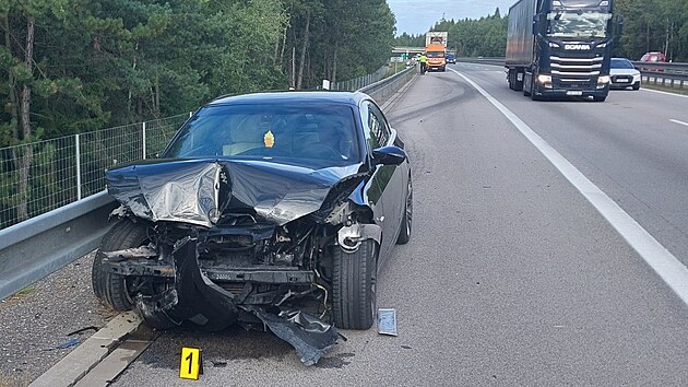 Řidič po ranní nehodě na D1 u Humpolce nechal poškozený automobil na dálnici a utekl. Nenašel ho ani psovod. (25. srpna 2025)