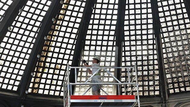 Restaurátoři začali v památkově chráněném opavském obchodním domě Breda s čištěním kopule. (21. srpna 2025)