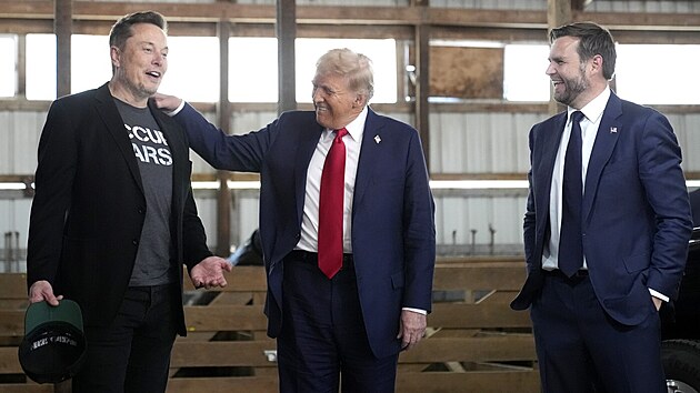 Elon Musk, Donald Trump a J. D. Vance během Trumpovy prezidentské kampaně v roce