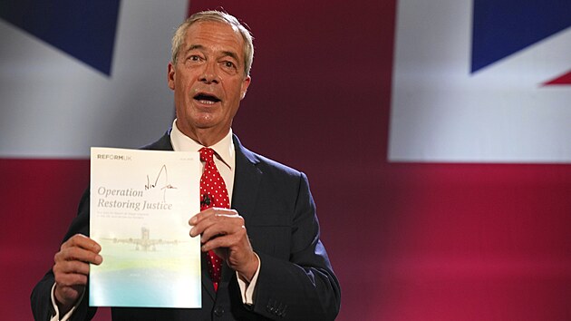 Předseda britské strany Reform UK Nigel Farage představuje program Operace Obnovení spravedlnosti během tiskové konference v hangáru na letišti v Kidlingtonu u Oxfordu. (26. srpna 2025)