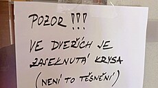 Tato cedule upozorňovala obyvatele panelového domu na to, co způsobuje problémy...