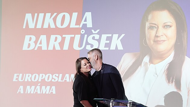 Předseda hnut&iacute; Př&iacute;saha Robert &Scaron;lachta představuje volebn&iacute; program, na sn&iacute;mku s europoslankyn&iacute; Nikolou Bartů&scaron;ek. (31. srpen 2025)