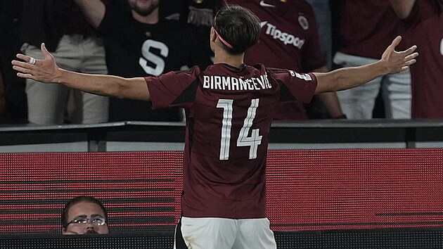 Sparťanský křídelník Veljko Birmančevič se spolu s fanoušky raduje ze svého...