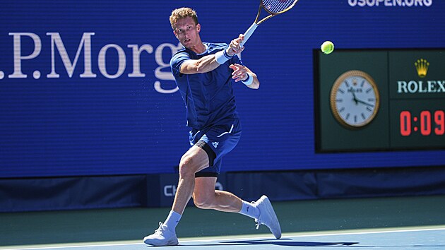 Jiří Lehečka odehrává míček v osmifinále US Open
