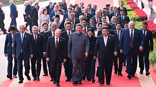 Státnici na vojenské přehlídce v Pekingu (3. září 2025)
