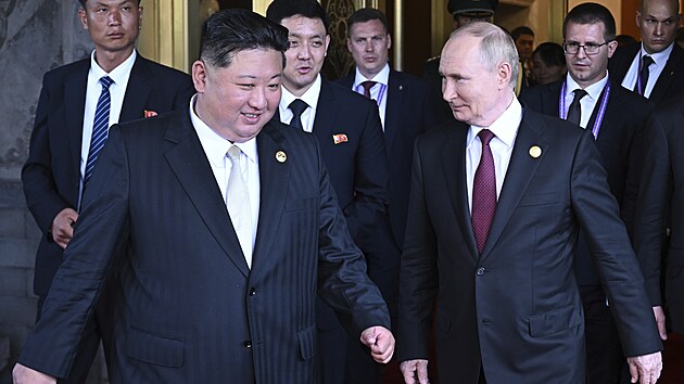 Kom Čong-un a Vladimir Putin se sešli v Pekingu. (3. září 2025)