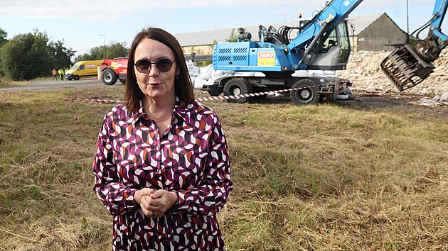 Starostka Jiříkova Barbora Šišková. Likvidace nelegální skládky v Těchanově u Jiříkova na Bruntálsku začala. (9. září 2025)