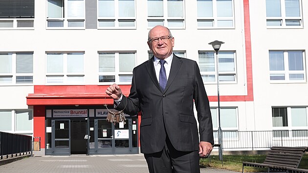 Nemocnice Bruntál přešla ze soukromých rukou pod veřejného provozovatele. Patřila společnosti AGEL, nyní ji spravuje Sdružené zdravotnické zařízení Krnov. Na snímku nový ředitel nemocnice Ladislav Václavek s klíči. (3. září 2025)