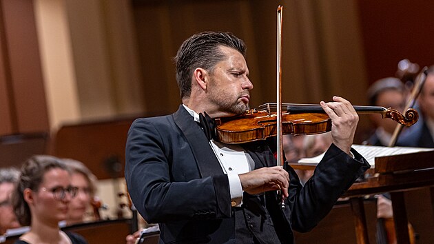 Houslista Julian Rachlin vystoupil na festivalu Dvořákova Praha s Frankfurtským rozhlasovým symfonickým orchestrem.